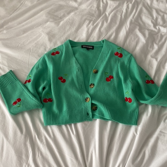 NWOT SWEET AND SINFUL GREEN CHERRY SET CROP TOP/SWEATER XS - Picture 4 of 6